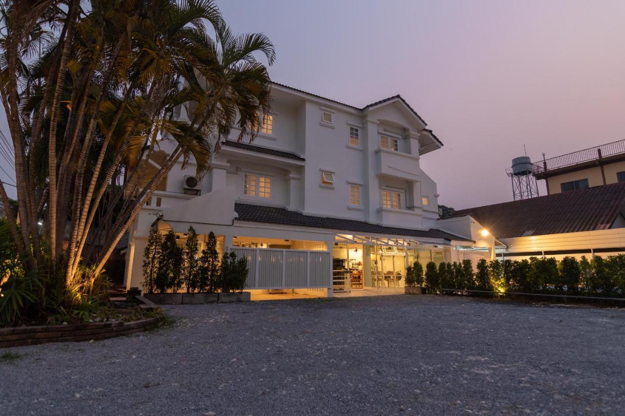 Mini-Me Hubs, Charm Suites & Pool In Old City Chiang Mai Exterior photo