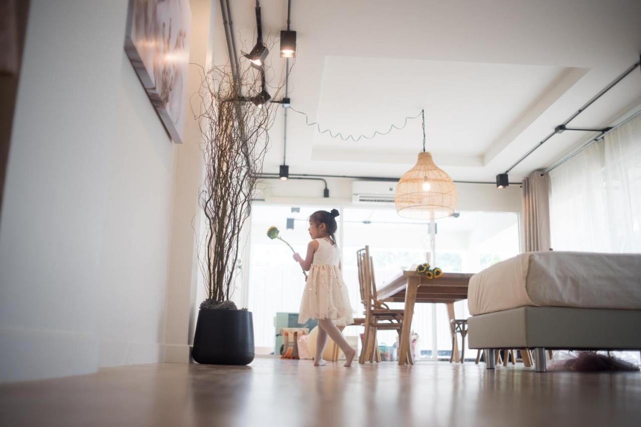 Mini-Me Hubs, Charm Suites & Pool In Old City Chiang Mai Exterior photo