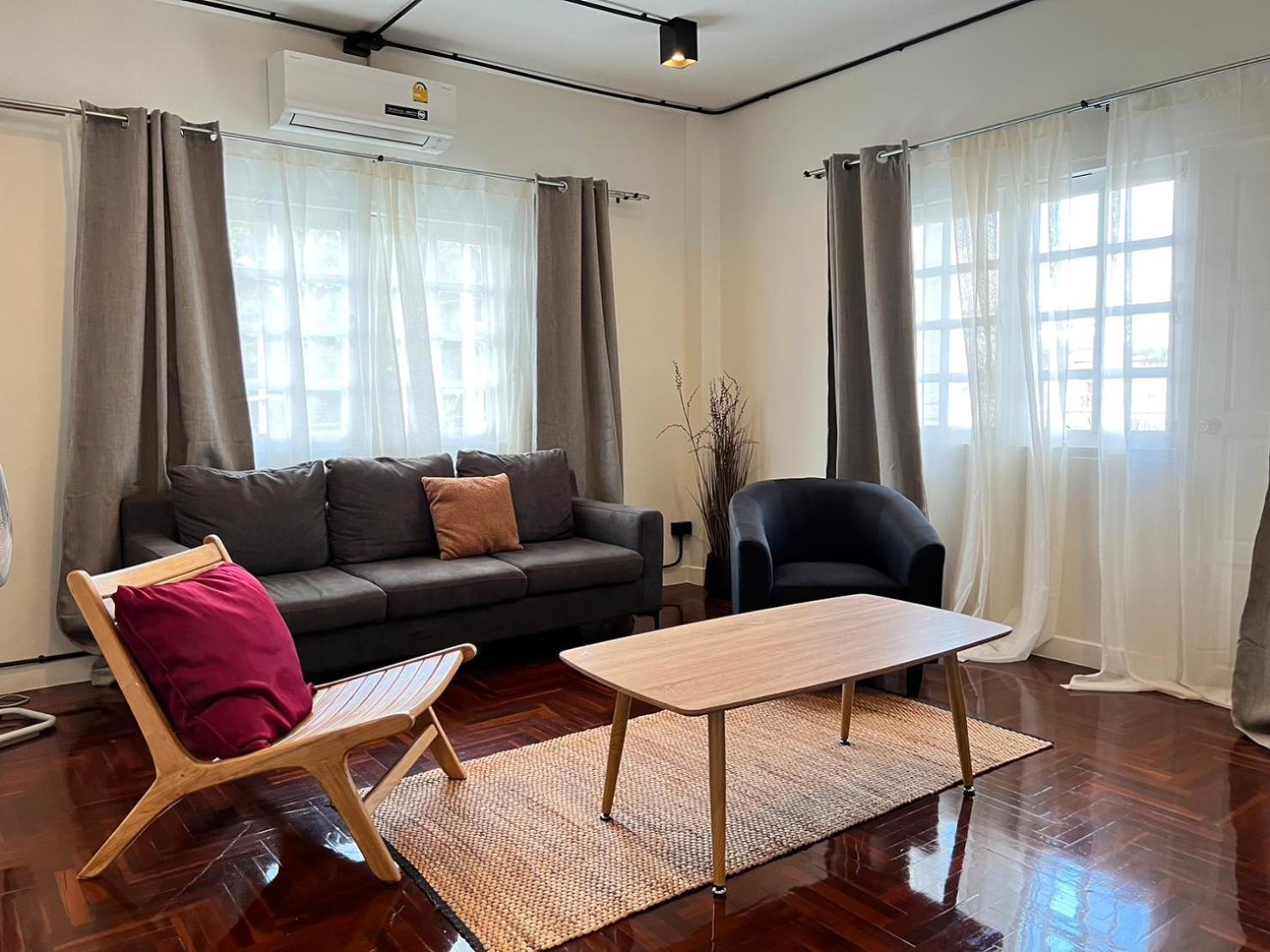Mini-Me Hubs, Charm Suites & Pool In Old City Chiang Mai Exterior photo