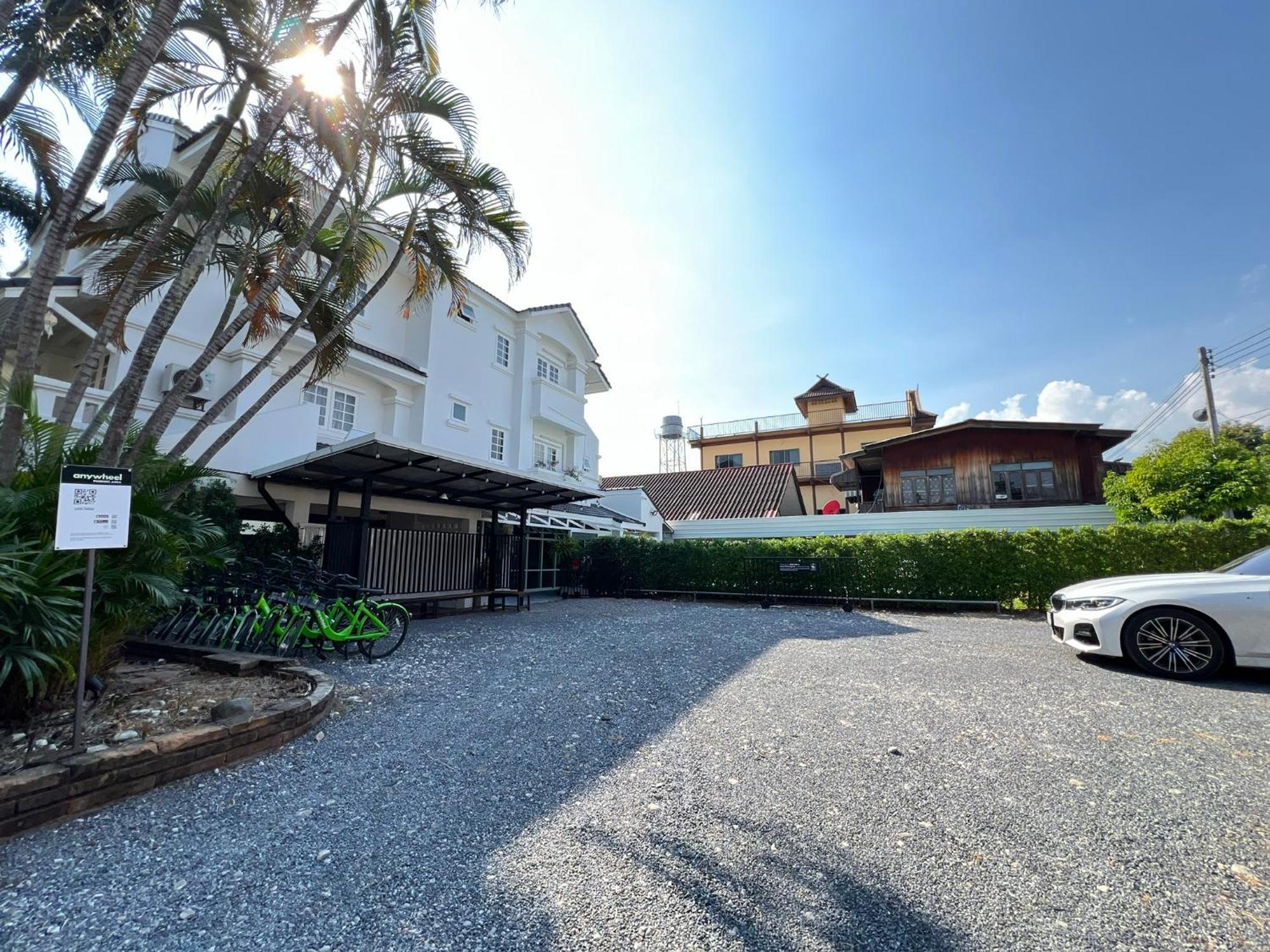 Mini-Me Hubs, Charm Suites & Pool In Old City Chiang Mai Exterior photo
