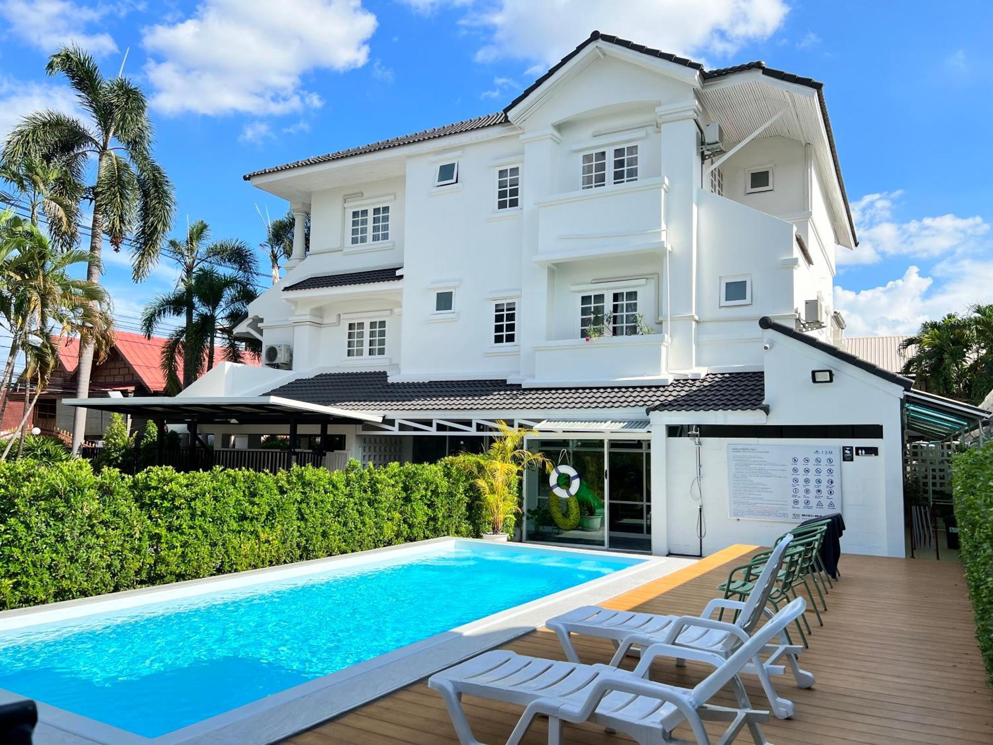Mini-Me Hubs, Charm Suites & Pool In Old City Chiang Mai Exterior photo