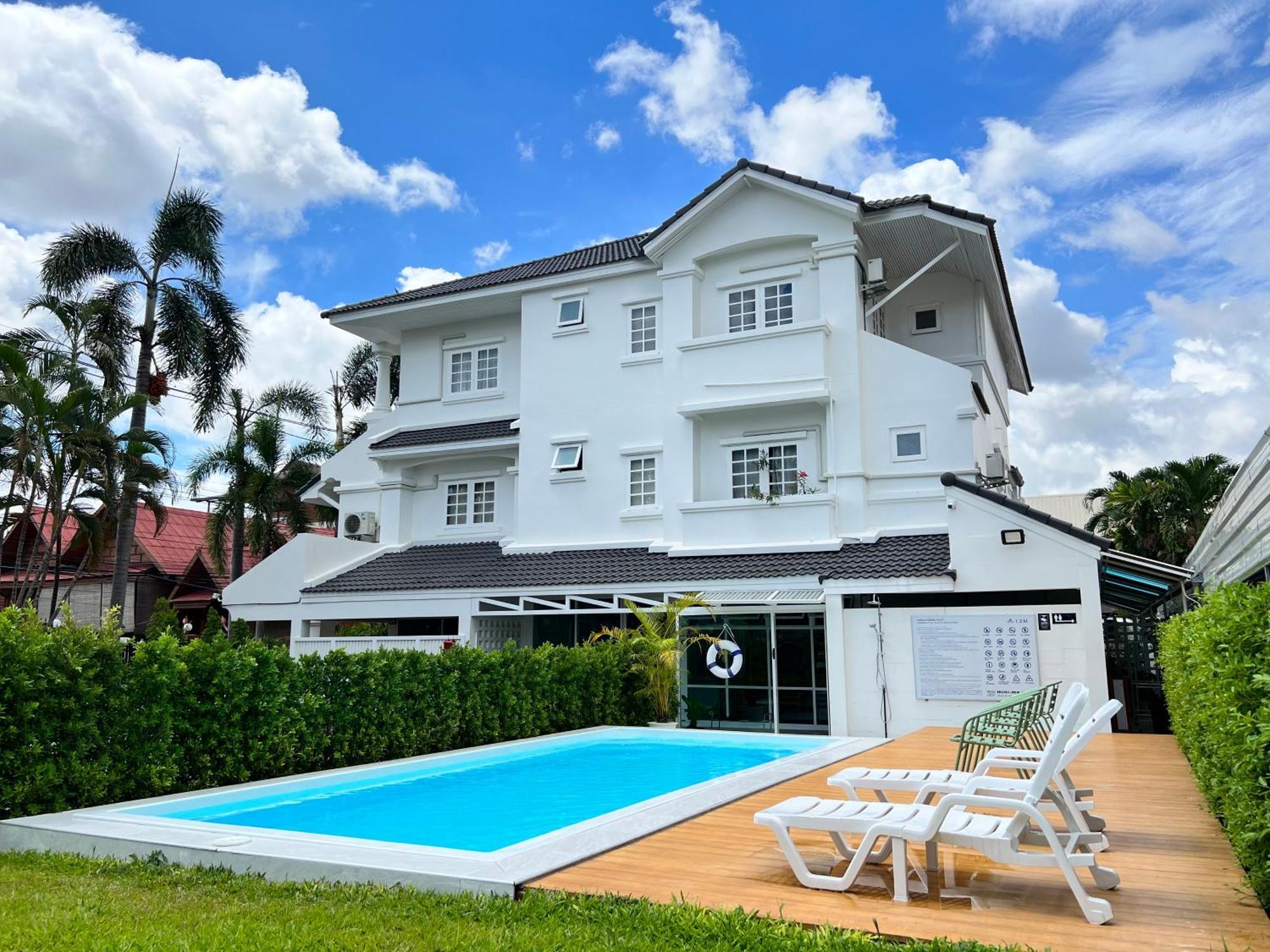 Mini-Me Hubs, Charm Suites & Pool In Old City Chiang Mai Exterior photo